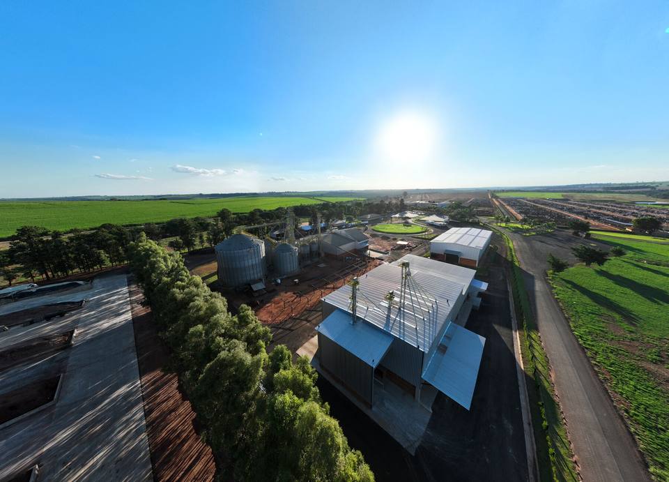 Vista aérea dos silos e da fábrica